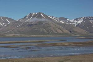 landschap bij longyearbyen, spitsbergen, noorwegen foto