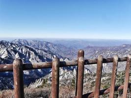 uitzicht op de prachtige bergen Seoraksan vanaf de hoge piek. Zuid-Korea foto