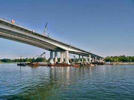 bouw van een brug over de rivier de Don. Rostov op Don Citu, Rusland. zomer 2017 foto