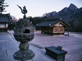 Aziatische huizen in sinheungsa-tempel. nationaal park Seoraksan. Zuid-Korea foto