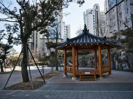 koreaans traditioneel prieel in yeosu-stad. Zuid-Korea foto