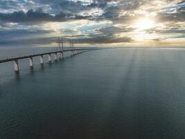 panoramisch antenne dichtbij omhoog visie van oresund brug over- de Baltisch zee foto