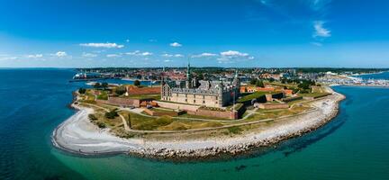 antenne visie van kronborg kasteel met wallen, ravelijn bewaken de Ingang naar de Baltisch zee foto