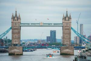 toren brug in Londen, de uk. zonsondergang met mooi wolken. foto