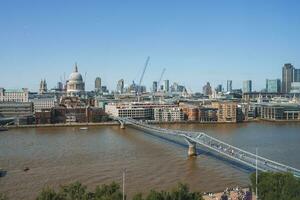 millennium brug over- rivier- Theems door financieel wijk in stad foto