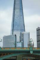 Southwark brug en kathedraal met de scherf en andere gebouwen in achtergrond foto