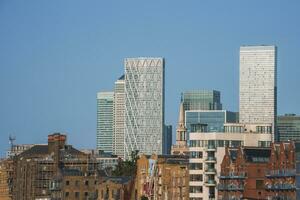 woon- en zakelijke gebouwen met blauw lucht achtergrond foto