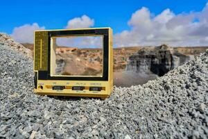 een geel camera Aan top van een rots foto