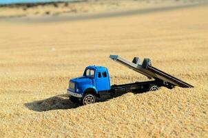 speelgoed- vrachtauto in de woestijn foto