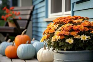 voorkant deur met vallen decor, pompoenen en herfst themed decoraties foto