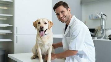 een dierenarts in een kliniek op zoek Bij een hond foto