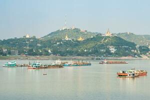 de mooi landschap van sagen heuvel de heilig bergen in sagen, myanmar. foto