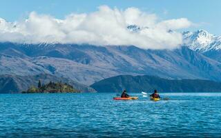 toerist kajakken in meer Wanaka de ten vierde grootste meer in nieuw Zeeland. foto