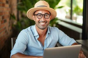 gelukkig Aziatisch mannetje freelancer gebruik makend van laptop. generatief ai foto