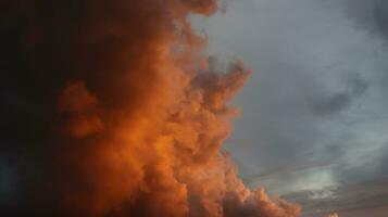 gouden wolken in de avond dag met zonsondergangen foto