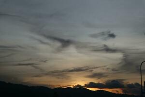 gouden wolken in de avond dag met zonsondergangen foto