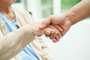 arts hand in hand Aziatische oudere vrouw patiënt, hulp en zorg in het ziekenhuis. foto