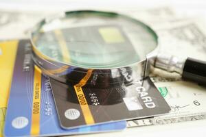 credit kaart en vergroten glas voor online winkelen, veiligheid financiën bedrijf concept. foto
