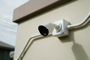 cctv veiligheid camera systeem buitenshuis in privaat huis of dorp, Gesloten stroomkring televisie systeem. foto