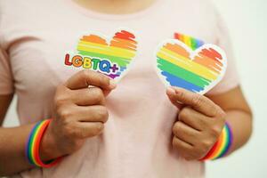 lgbt tekst karakter met regenboog vlag hart voor symbool van trots maand lesbienne, homo, biseksueel, transgender, menselijk rechten, tolerantie en vrede. foto