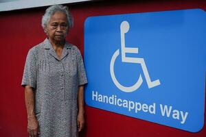 Aziatisch ouderen oud vrouw geduldig met onbekwaamheid persoon symbool. foto
