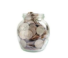 munten in glas pot geïsoleerd Aan wit achtergrond met knipsel pad, bedrijf financiën besparing geld bank investering concept. foto