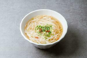 Vietnamees voedsel rijst- noodle schotel in een wit kom foto