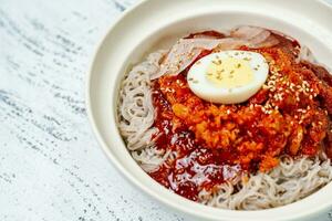 kodarinaengmyeon, Koreaans verkoudheid boekweit noedels met half gedroogd pollak voedsel foto