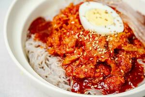 kodarinaengmyeon, Koreaans verkoudheid boekweit noedels met half gedroogd pollak voedsel foto