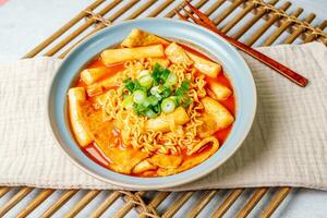 rabokki, Koreaans stijl roergebakken ogenblik noedels, deze schotel is tteokbokki met ramen noedels. tteokbokki is een pittig schotel gemaakt met rijst- taart, groenten, en vis taart foto