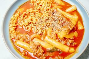 rabokki, roergebakken ogenblik noodle foto