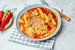 rabokki, roergebakken ogenblik noodle foto