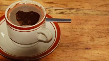 koffie in bruin kop Aan houten tafel in cafe foto
