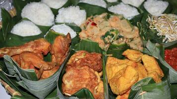 Indonesisch divers voedsel voor dankzegging. Indonesisch telefoontje het nasi berkat foto