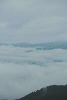 berg reeks met zichtbaar silhouetten door de ochtend- blauw mist. foto