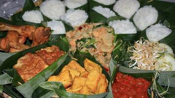 Indonesisch divers voedsel voor dankzegging. Indonesisch telefoontje het nasi berkat foto