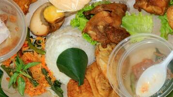 nasi tumpeng, Indonesië traditioneel voedsel foto