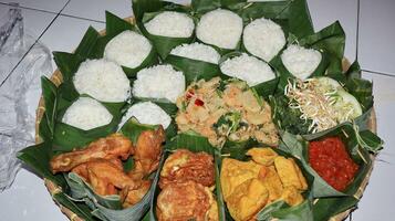 Indonesisch divers voedsel voor dankzegging. Indonesisch telefoontje het nasi berkat foto