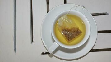 gezond kamille thee is gegoten in een wit kop foto