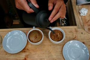 koffie is wezen gegoten, tonen koffie druppels en trekjes van stoom- foto