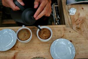 koffie is wezen gegoten, tonen koffie druppels en trekjes van stoom- foto