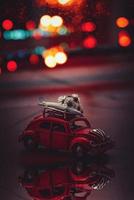 rode auto speelgoed met bloemen foto