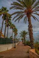 landschap Alicante Spanje versmallen straat door de zee foto