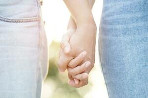 paar geliefden romantisch Holding handen naar met helder zon gloed in openbaar parken, of dichtbij omhoog visie in een conceptuele beeld eerste liefde puber jong relatie. minnaar foto