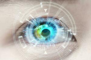 detailopname van vrouw blauw oog. hoog technologieën, contact lens, cataract foto