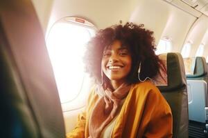 vrouw glimlach in de buurt de venster van vliegtuig foto