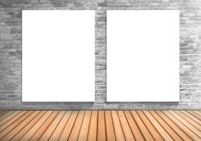 blanco kader twee wit bord Aan een beton blick muur en houten verdieping foto