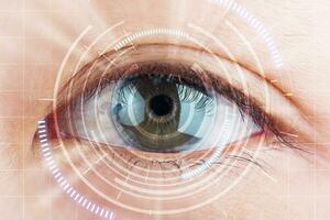 detailopname oog de toekomst cataract bescherming , scannen, contact lens. foto