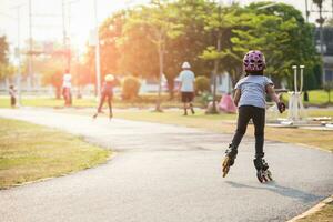 jong paren rol skates buitenshuis in park. foto