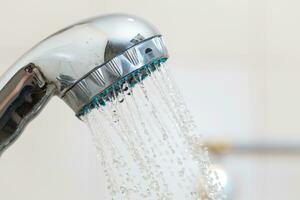 douche met water stoom- in de badkamer. foto